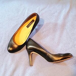 Great fitting Ann Taylor black pumps